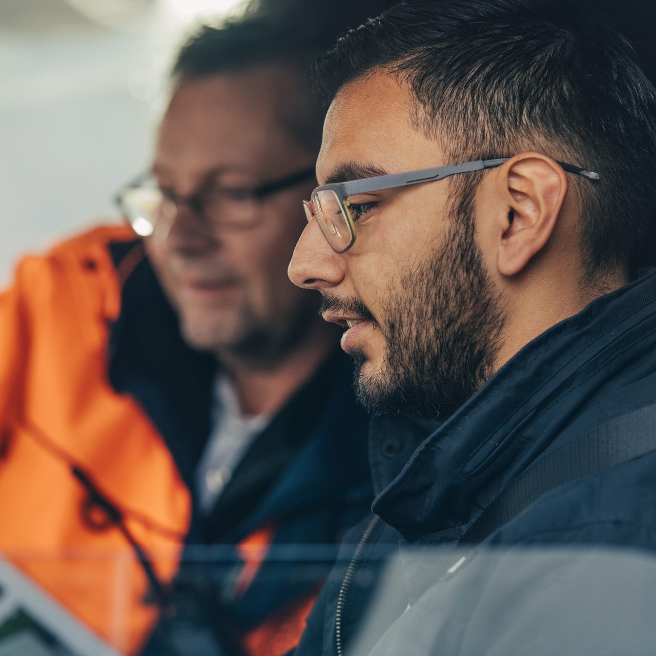 Zwei Männer im Lkw