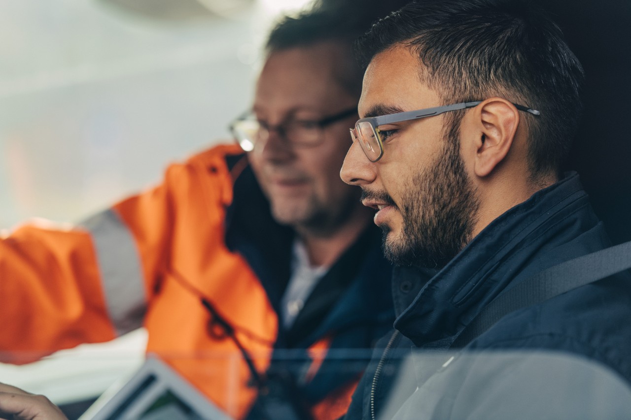 2 Personen im Lkw