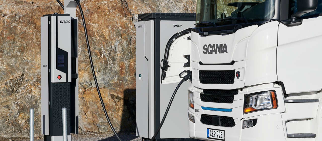 Fahrzeug beim Elektroladen