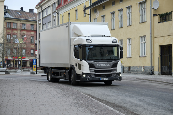 Scania L 280 4x2 med ekstra rude olaceret lavt på døren i passagersiden.