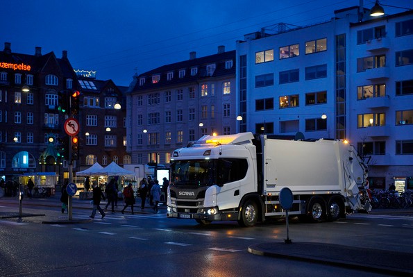 Scania L 320 6x2 på Christianshavn i København.