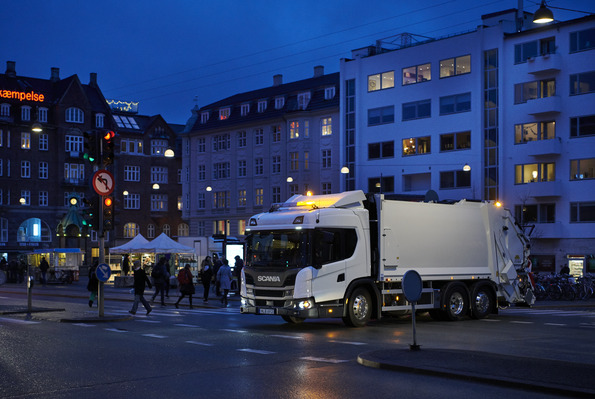 Scania L 320 6x2 på Christianshavn i København.