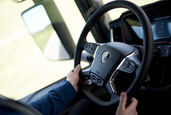 Scanias elektrohydrauliske styretøj reducerer det arbejde, chaufføren skal lave under manøvrering med lastbilen og har selvopretning tilbage til ligeud.