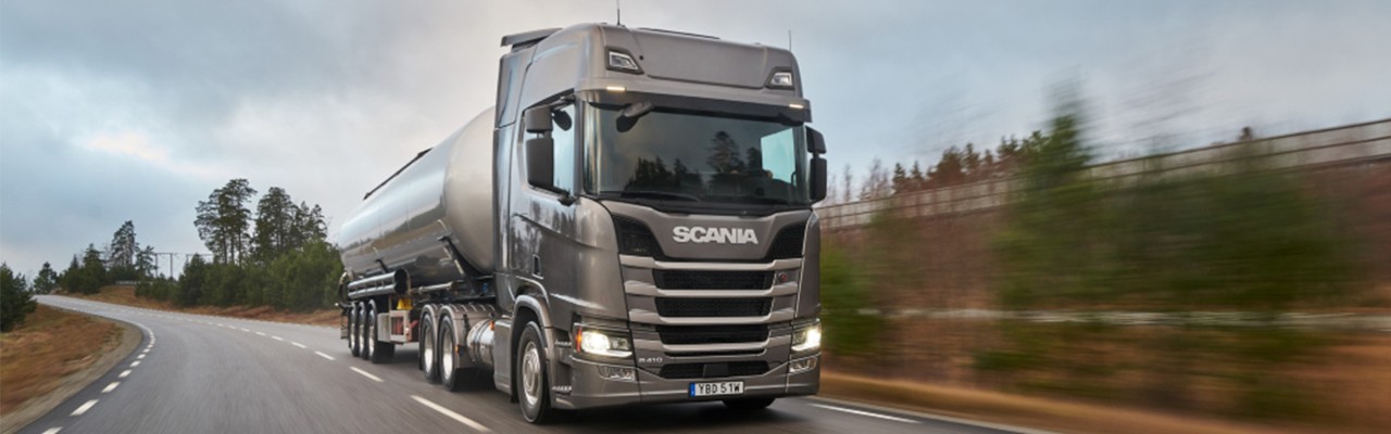 Grå Scania R 410 kører på landevejen