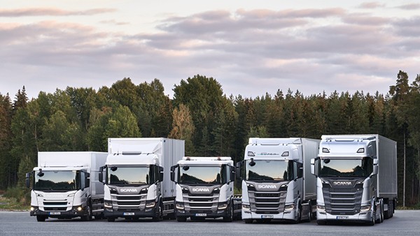  Fem forskellige Scania-lastbiler på række