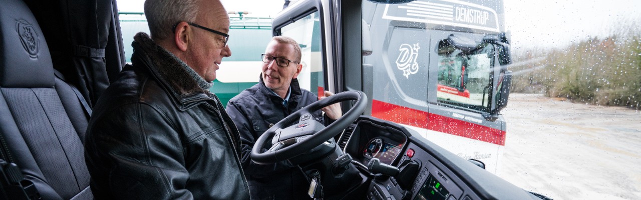 Lastbilchauffør får undervisning i Scanias lastbilteknologi