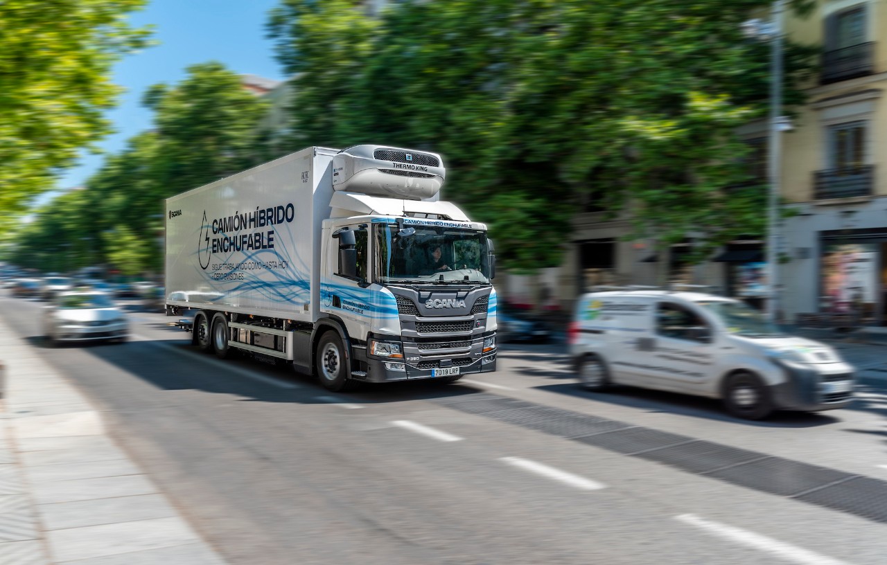 Robles Transport prueba los camiones híbrido enchufable y eléctrico de Scania