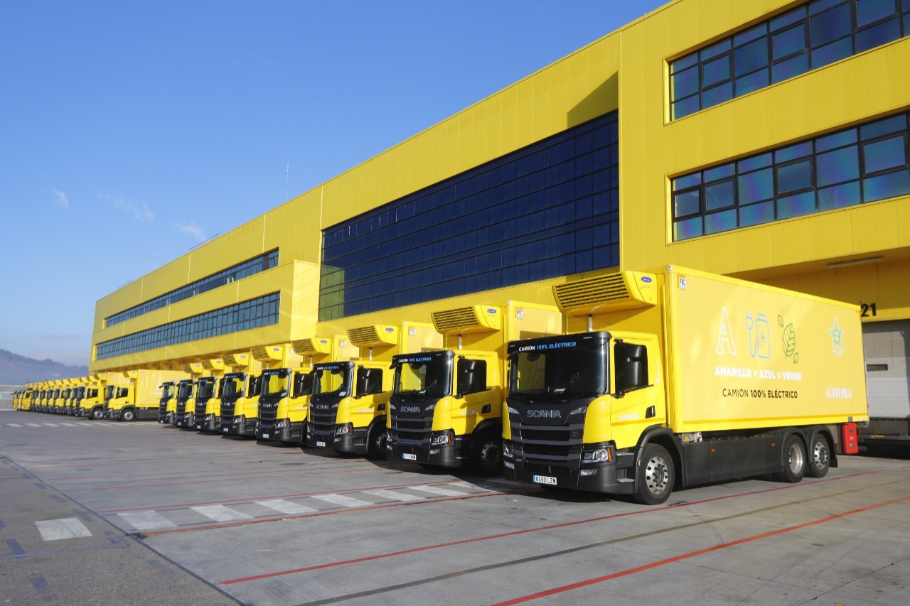 Alimerka presenta su flota de camiones eléctricos e híbridos, la más importante de España, con 38 Scania