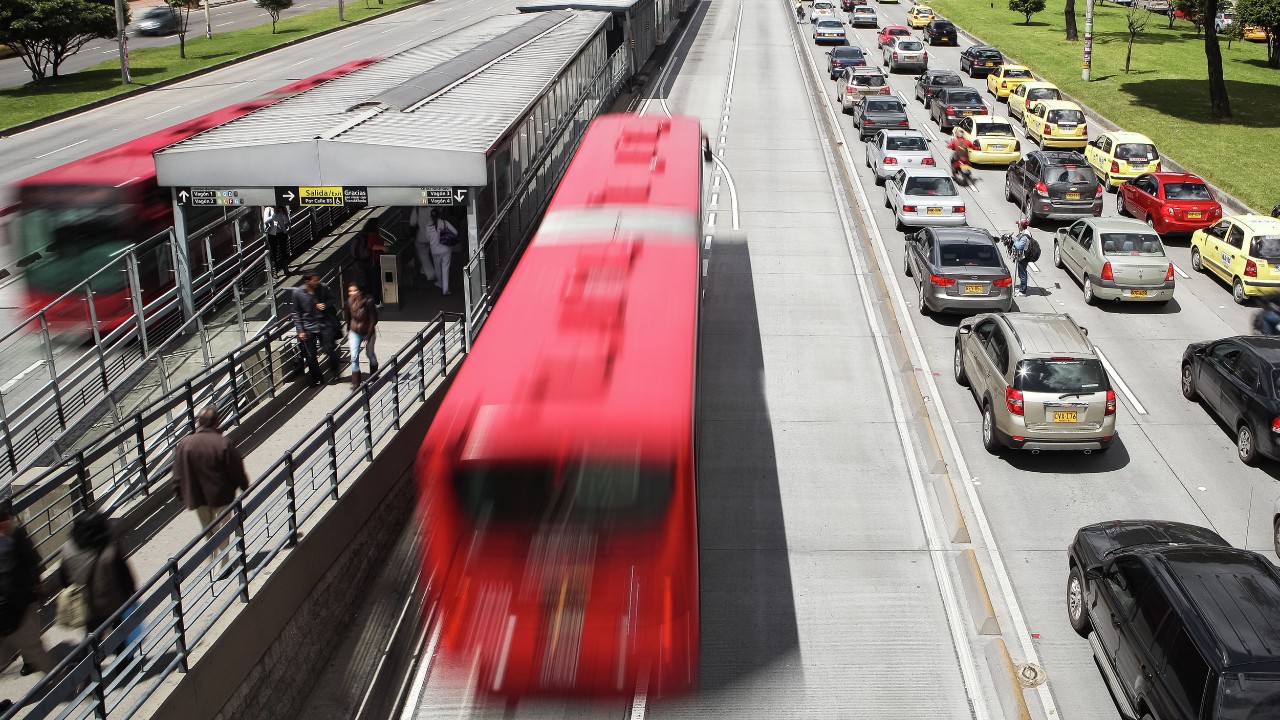 Autobús en tráfico urbano