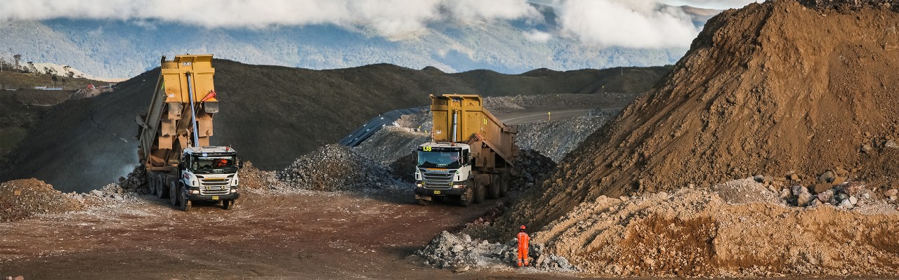 Camiones de minería descargando en una mina a cielo abierto