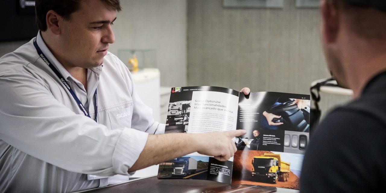  Dos hombres leyendo un folleto