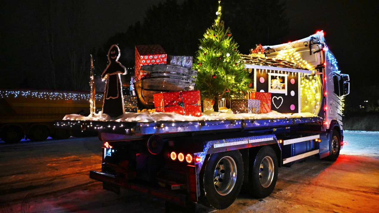 Auran Kuljetuspalvelun Scania jakaa jouluiloa