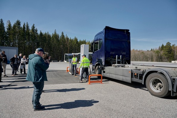 ABB E-mobility ja Scania testasivat onnistuneesti megawattilatausta (Megawatt Charging System)