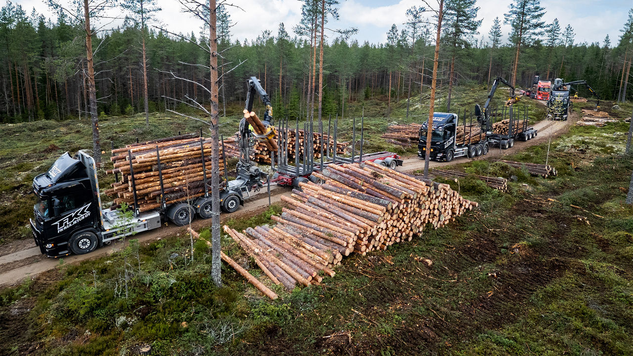 FK-Kuljetuksen Superit puunajossa
