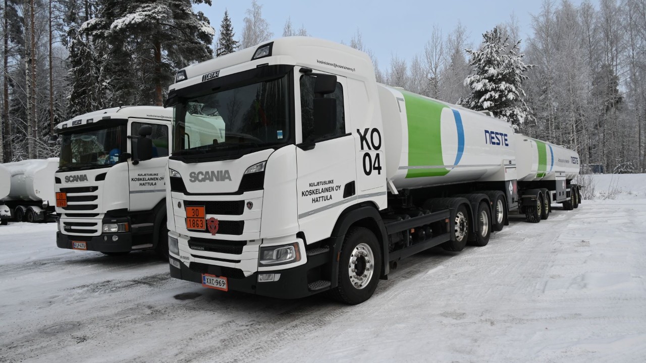 Tapani Koskelaisen kuorma-auto näyttää ulkoa päin melko tavalliselta säiliöautolta, mutta sillä on testattu onnistuneesti uusinta ProCare -tekniikkaa huoltojen ennakoimiseksi.