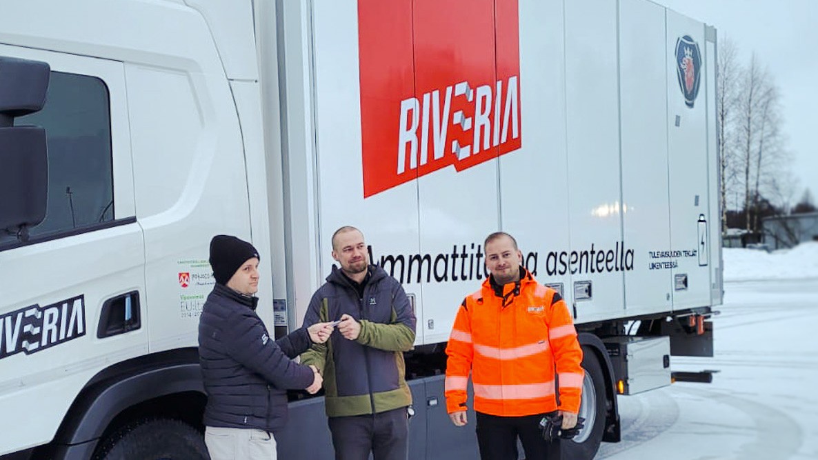 Suomen ensimmäinen logistiikan ajo-opetukseen räätälöity sähkökuorma-auto otettiin käyttöön Joensuussa