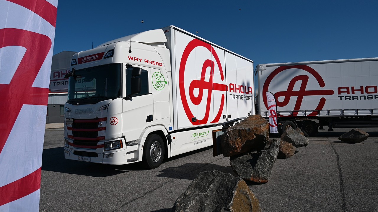 Aholan uusi täyssähkö-Scania kuljettaa rajan yli 64 tonnia terästä