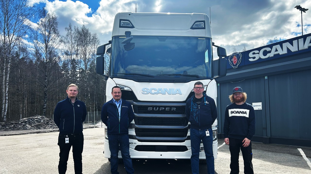 Scaniaan hurahtaneet: Varusmiehestä Scanialaiseksi