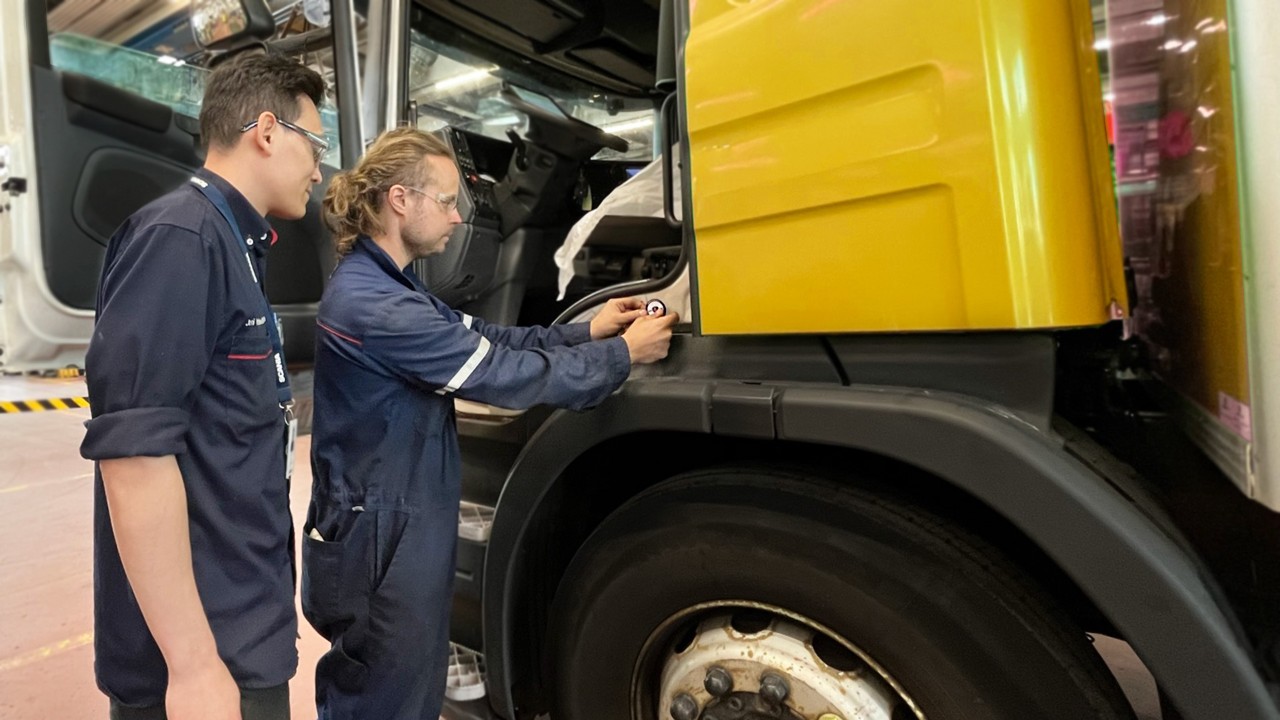”Vanhemmille Scanioille” kehitetty moottorihuolto: Gripen-huolto 