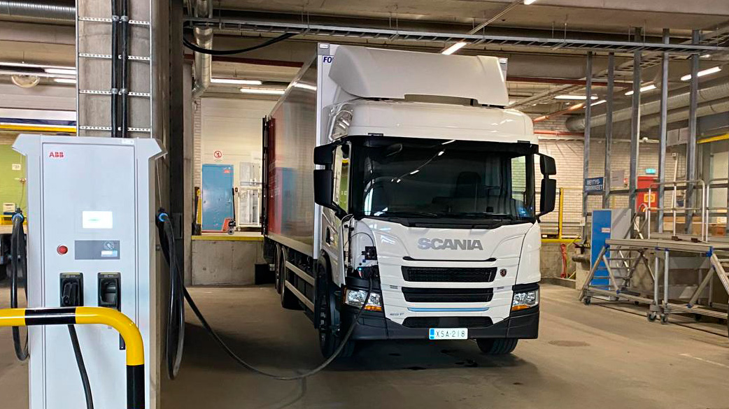 Kaupunkiliikenteessä sähkökuorma-auto liikkuu jouhevasti ja päästötön liikkuminen parantaa kaupunki-ilman laatua.