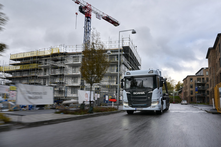 Kaupunkiliikenteessä sähkökuorma-auto liikkuu jouhevasti ja päästötön liikkuminen parantaa kaupunki-ilman laatua.