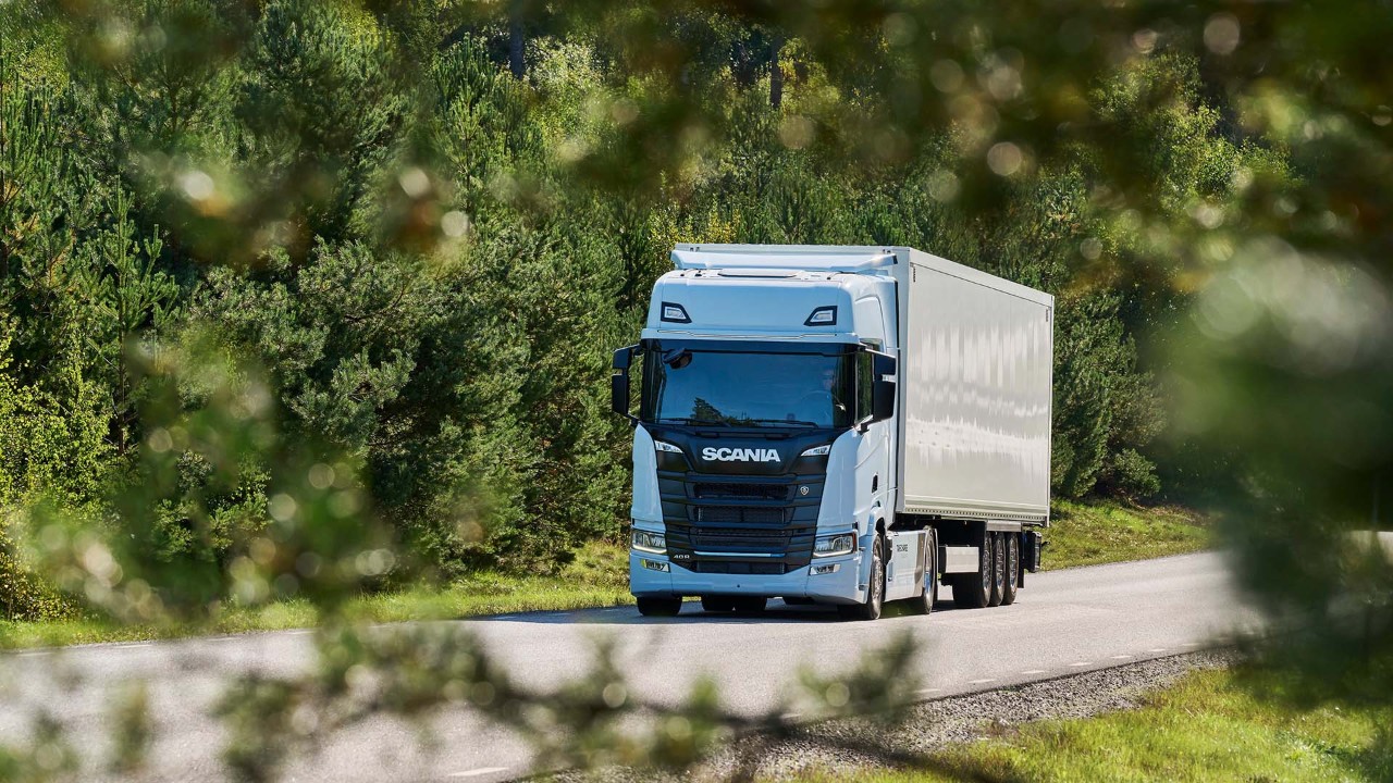 Täyssähköinen kuorma-auto näyttää tien päällä samalta kuin ”normirekka”.