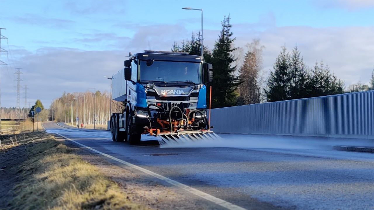 XT-varusteltu Scania G500 vetävällä etuakselilla ja Pajakulman pesulaitteilla on palvellut jo pari vuotta, ja uskaliaasta etuvedosta on tosiaankin tykätty niin paljon, että uutta on tilattu Södertäljestä.