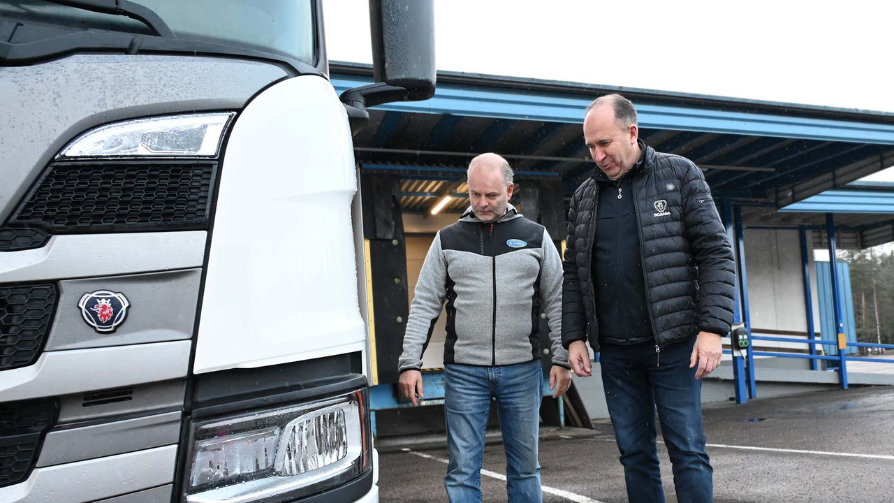 Supikoiraa väistänyt henkilöauto rysähti kuorma-auton kylkeen