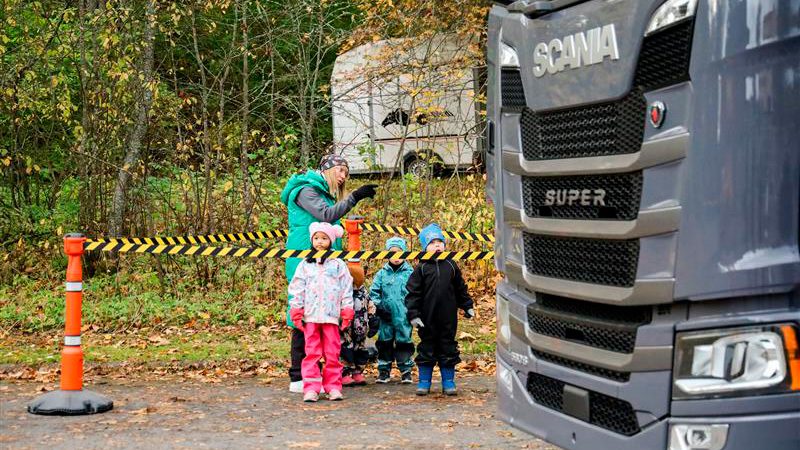 Katvealueet oli merkitty nauhoin.