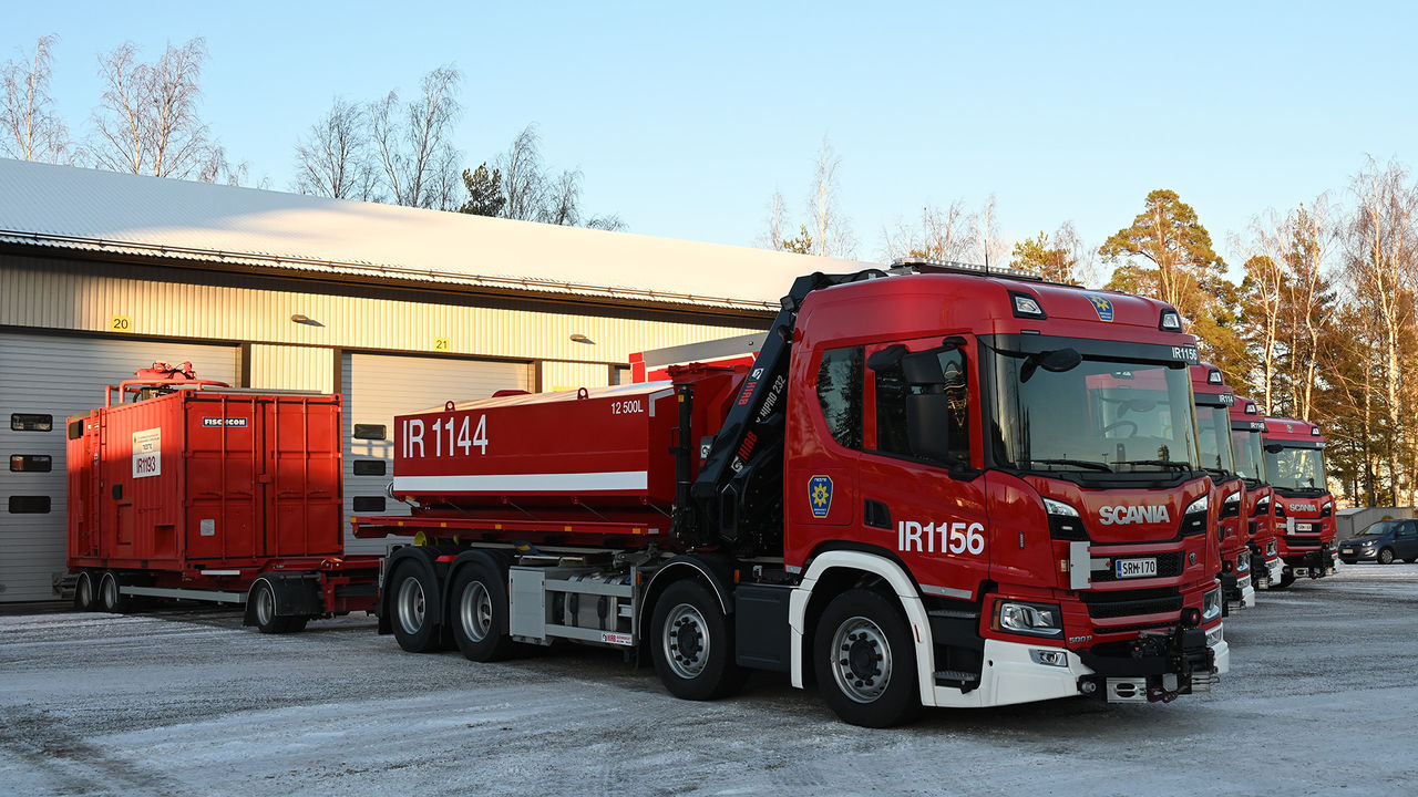 Scania P 500 B8x4NA CP20N, Koukkulaite Multilift Ultima21SL.53 + HIAB X-HiPro 232E -kuormausnosturi. Koukkulaitteen, nosturin ja vetokytkimen avulla mukaan saadaan aina tarvittava kalusto