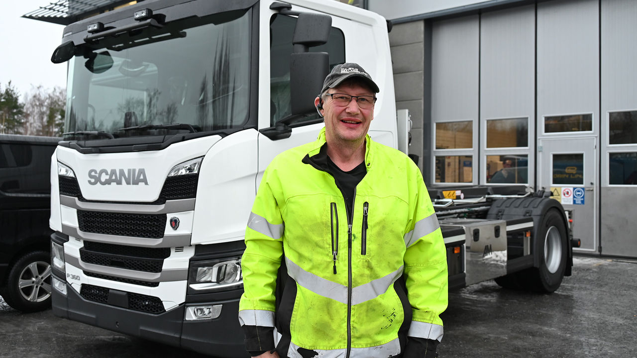  Esa Lagerlundin takana näkyvä Scania lähtee kuljettamaan roskia, joiden lisäksi Lagerlund tunnetaan ”pulla-autoistaan”, joilla liikkuu muun muassa Porin Leivän tuotteita. 