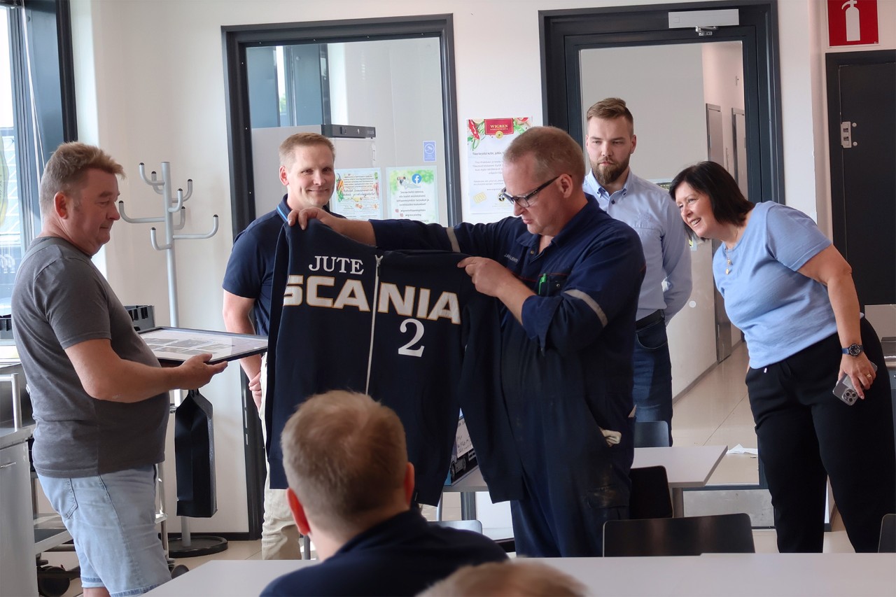 Jutea juhlittiin Tampereen Scanialla koko toimipisteen voimin. Työkaverit olivat koonneet Jutelle taulun kuvista hänen uransa varrelta. Jutelle teetettyyn huppariin oli painettu hänen työntekijänumeronsa ”2”.