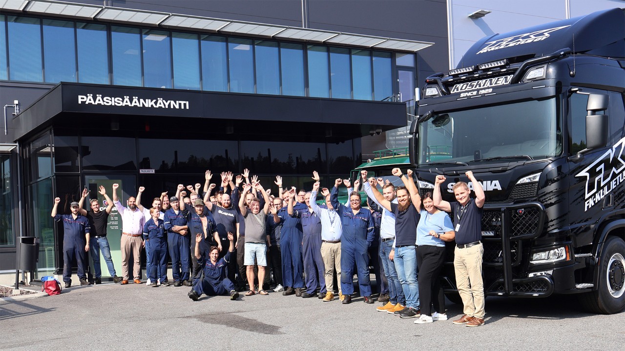 Tampereen Scanialaisten lämmin yhteishenki juhlissa ei jättänyt ketään epäilemään, etteikö Jutea jäätäisi korjaamolla kaipaamaan. Juten kunniaksi porukka intoutui nostamaan kädet ilmaan hurrausten kanssa.