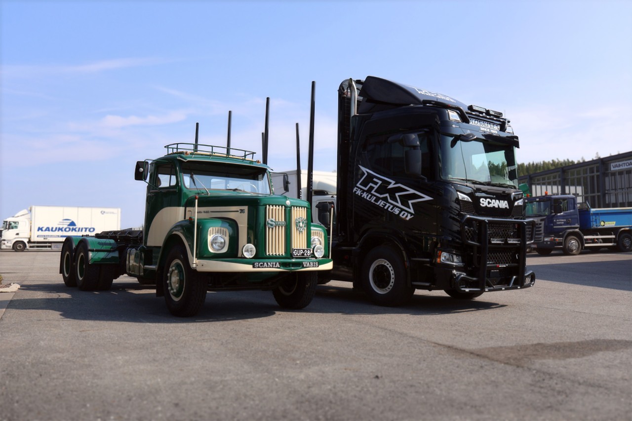 Juhlan kunniaksi henkilökunta oli onnistunut saamaan lainaan Scaniat Juten uran alku- ja loppuajoilta: Tampereen Scania-myyjä Vesa Rantasen Scania-Vabis 76:n vuodelta 1964 ja FK-Kuljetuksen Scania R560:n vuodelta 2024.