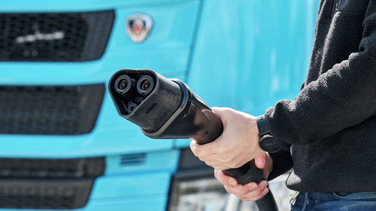 sähkö kuorma auto lataaminen