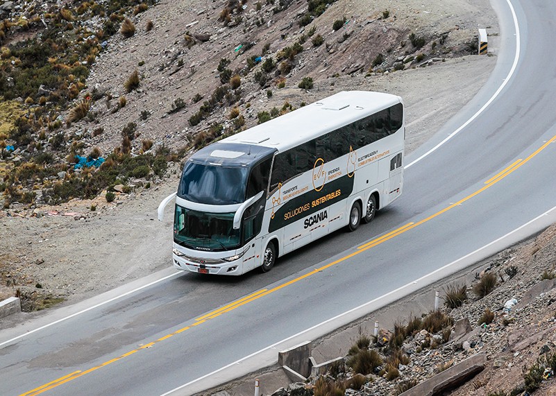 Valkoinen Scania-turistibussi