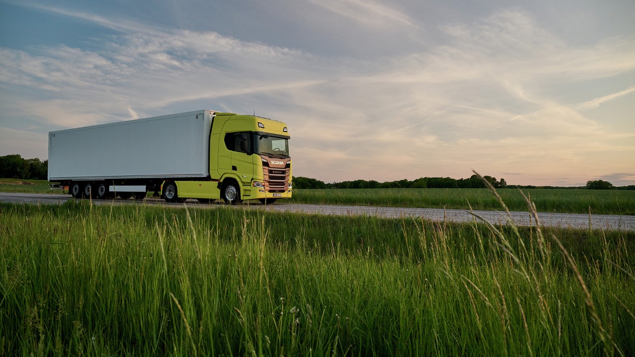 Uuden kuorma-auton tai perävaunun hankkiminen onnistuu Scania Finansin rahoituspalvelujen avulla. Saatavana myös ajoneuvojen vakuutukset.