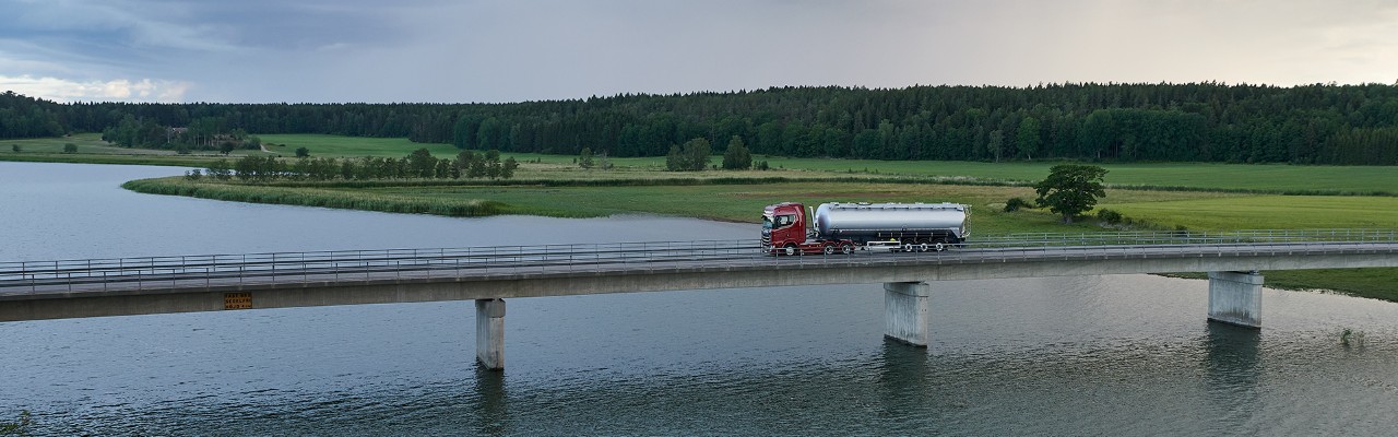 S-sarjan kuorma-auto sillalla