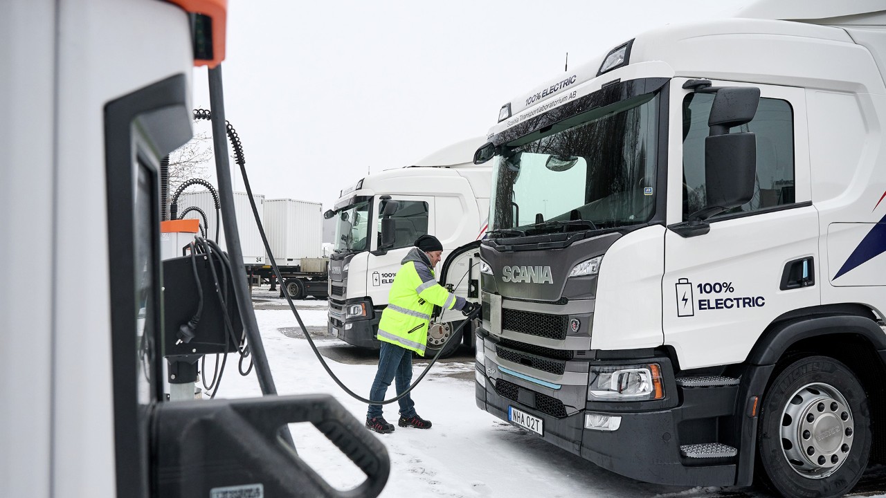 Sähkö-Scania: kuorma-auton lataus ja seuranta-ratkaisut kuljetuksiin