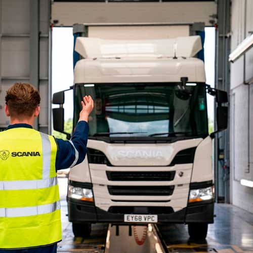Huollot ja korjaukset onnistuvat myös tien päällä, mikäli kuorma-auto hajoaa kesken ajon. Scania assistance auttaa kaikkia raskaan kaluston asiakkaita.