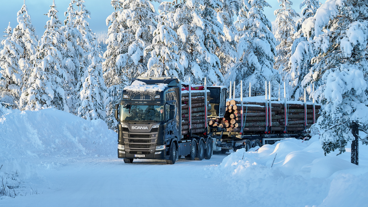 Puutavara-autoja käytetään pyöreän puutavaran kuljetukseen.