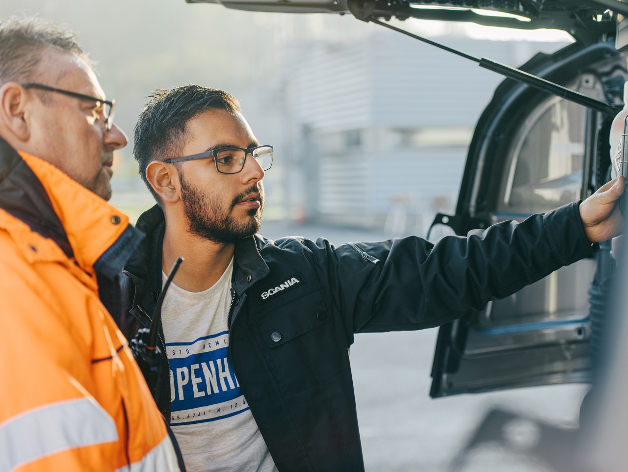 En Scaniamedarbetare söker efter optimeringar tillsammans med en kund