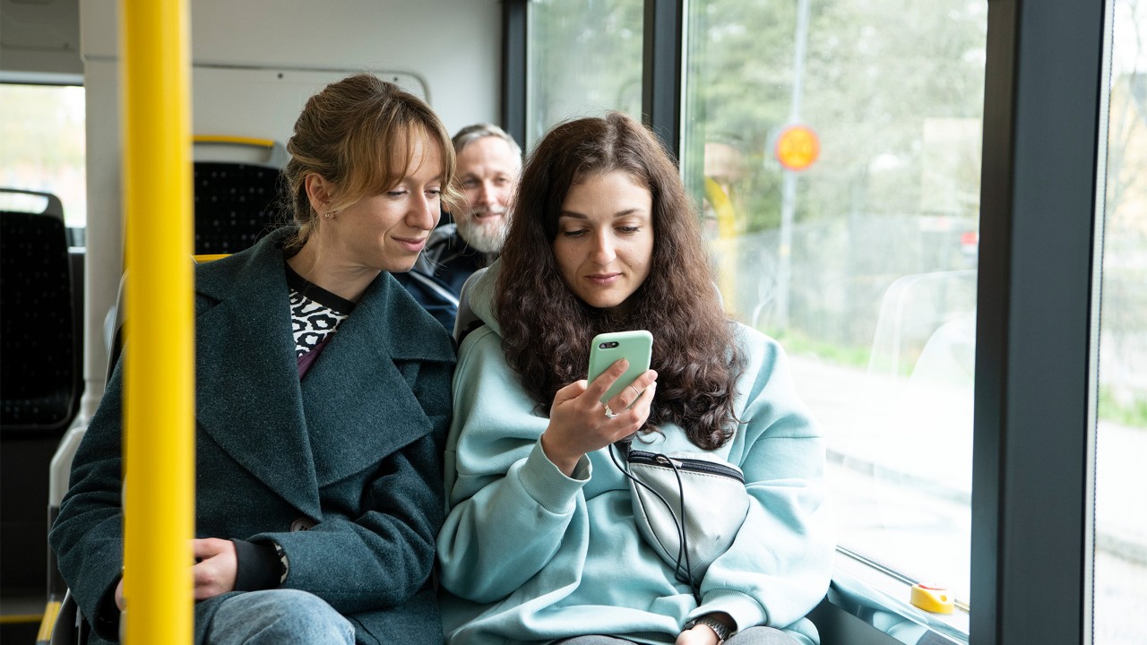 Människor ombord på en buss