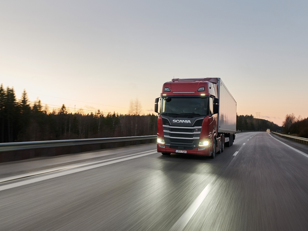  Scanias R-serie på en motorväg