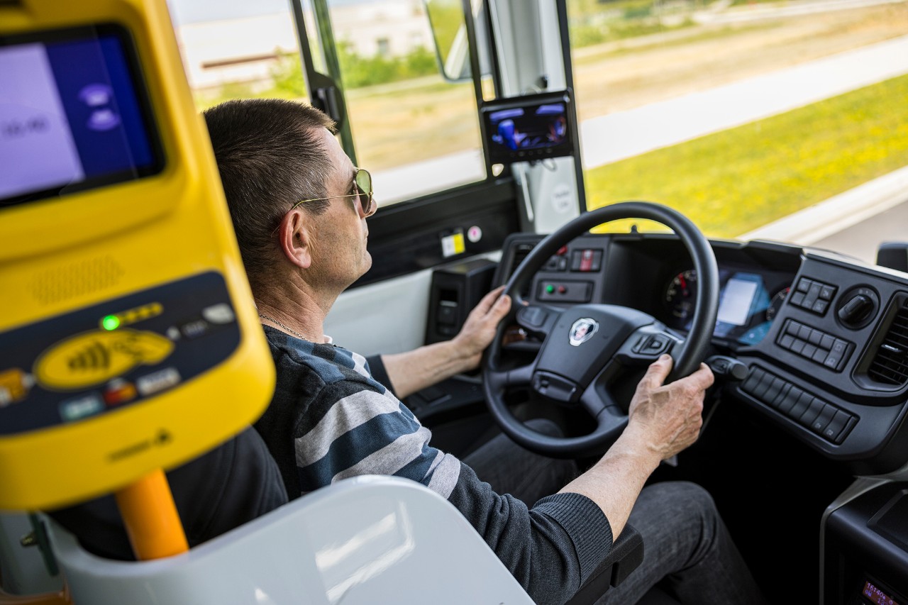 Didier Liope, conducteur chez Linevia, est très satisfait des cars Scania Fencer bioGNV : il apprécie les systèmes de sécurité, le confort de conduite et la faible consommation du véhicule.