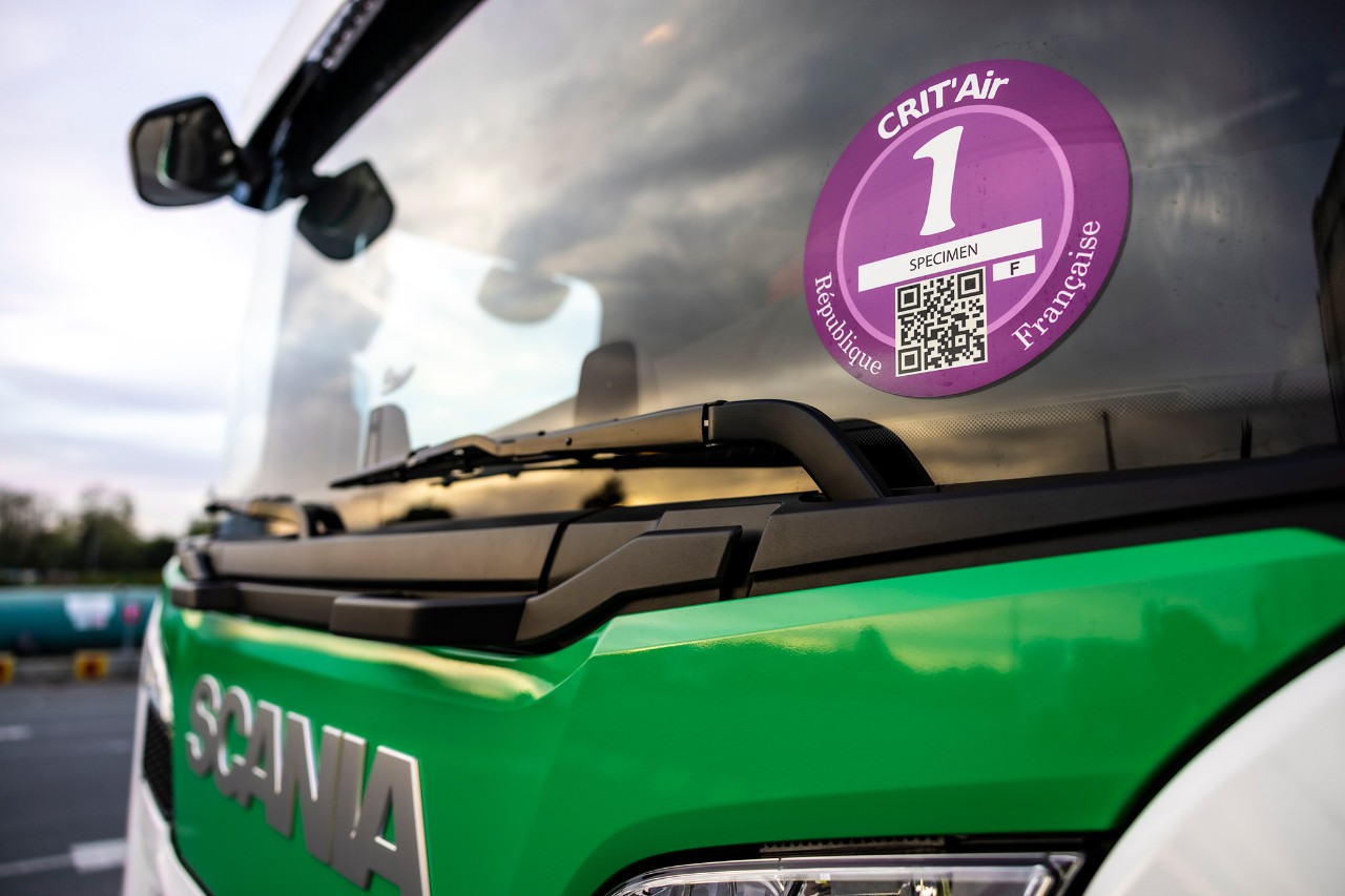Avec sa vignette Crit’Air 1, le Scania hybride rechargeable a accès aux ZFEm.