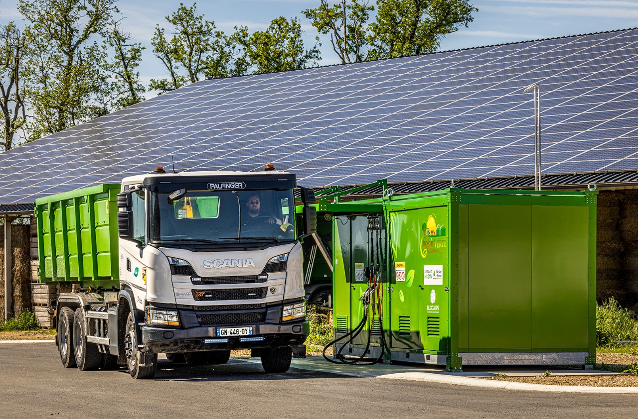 •	Un porteur Scania G 410 6x4 gaz de l’entreprise familiale Mach Farm, dédié au transport agricole.