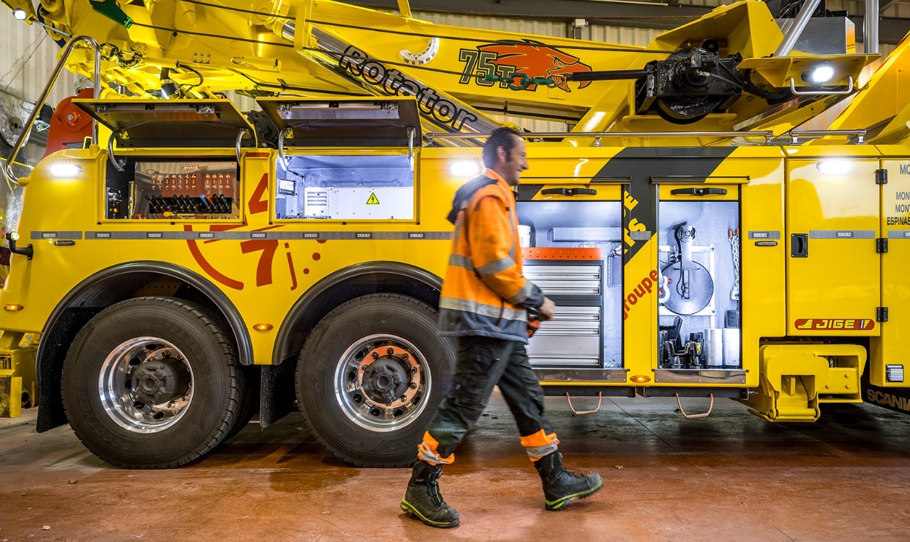 Le châssis de la dépanneuse est doublé avec un tandem arrière de 26 tonnes et un tandem avant de 20 tonnes.