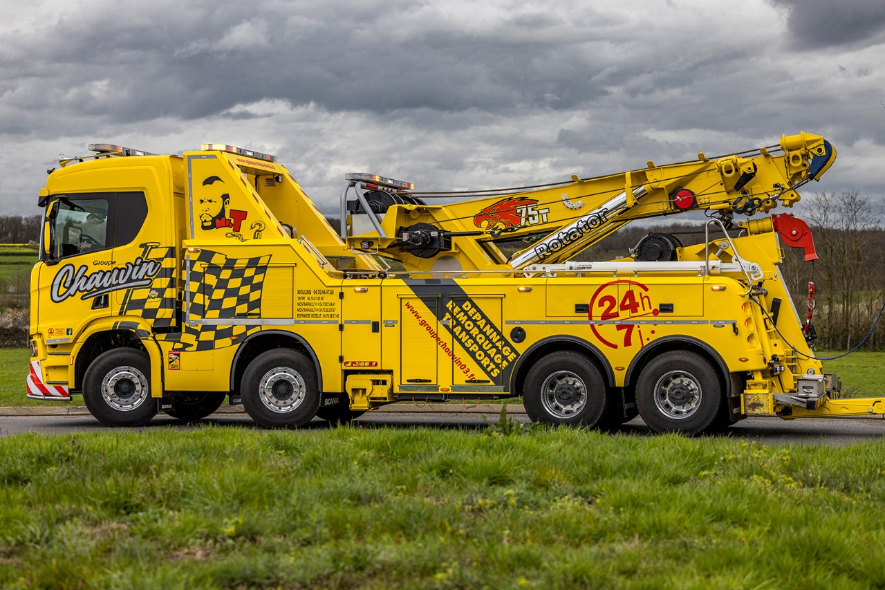 Avec sa grue à bras rotatif et ses cinq treuils, le V8 peut soulever, déplacer, puis remorquer grâce à son panier à l’arrière du porteur.