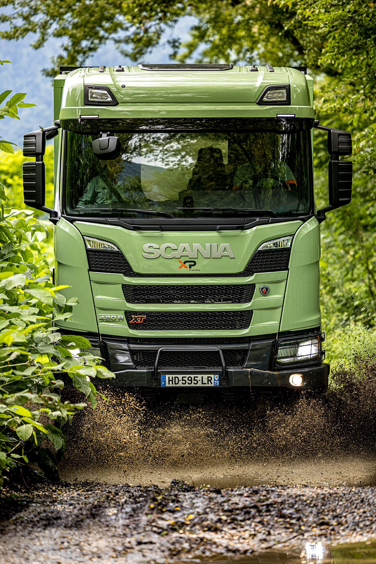 Le véhicule tout-terrain passe du mode 4x2 au 4x4 lorsque les conditions l’exigent.